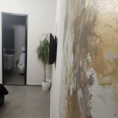 公寓式酒店 Contact *