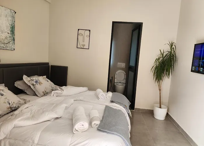 Hotel apartamentowy Contact *